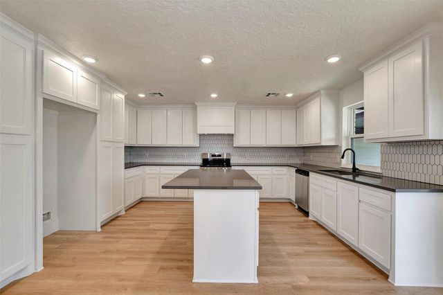 1211 Mere Drive, Pinehurst, TX 77362