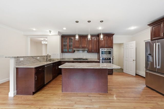 8 Wilson St, Wellesley, MA 02482