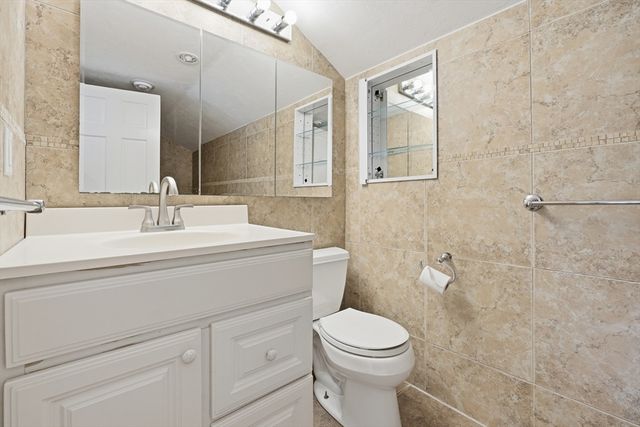 8 Wilson St, Wellesley, MA 02482