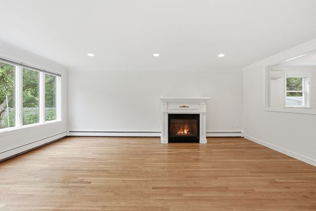 8 Wilson St, Wellesley, MA 02482