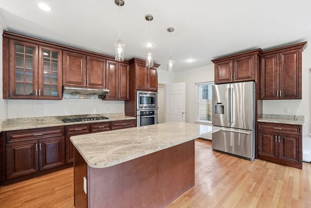 8 Wilson St, Wellesley, MA 02482