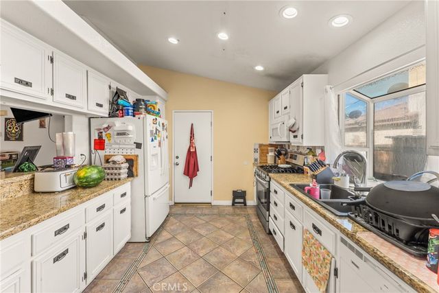 955 Peacock Dr, San Jacinto, CA 92583