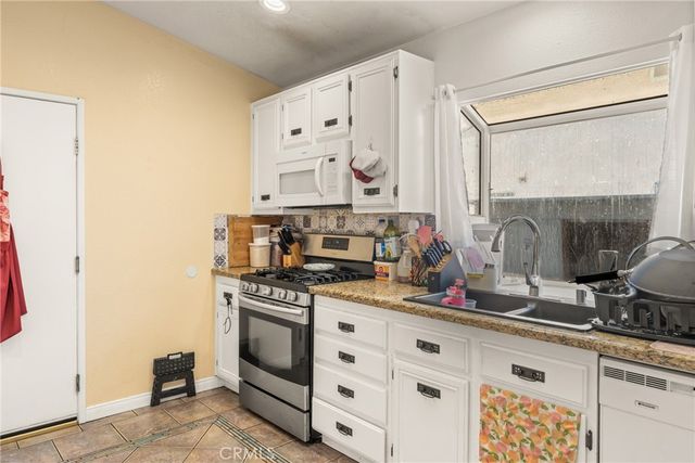 955 Peacock Dr, San Jacinto, CA 92583