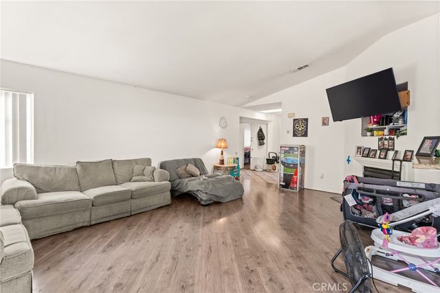 955 Peacock Dr, San Jacinto, CA 92583