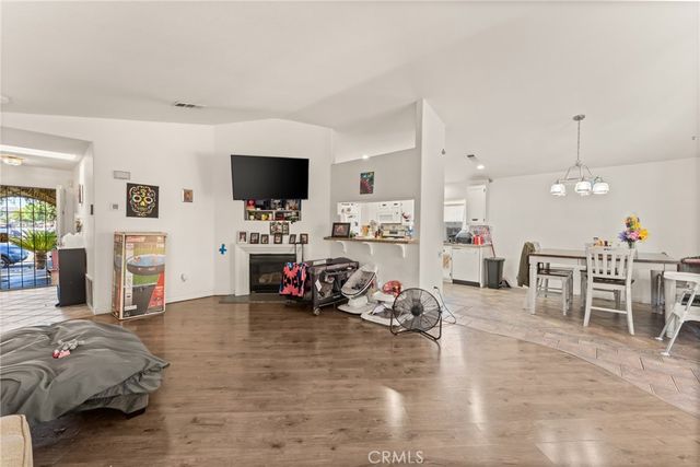 955 Peacock Dr, San Jacinto, CA 92583