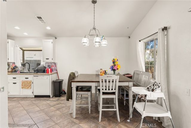 955 Peacock Dr, San Jacinto, CA 92583
