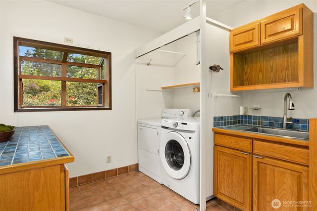 14517 Henderson Road NE, Bainbridge Island, WA 98110