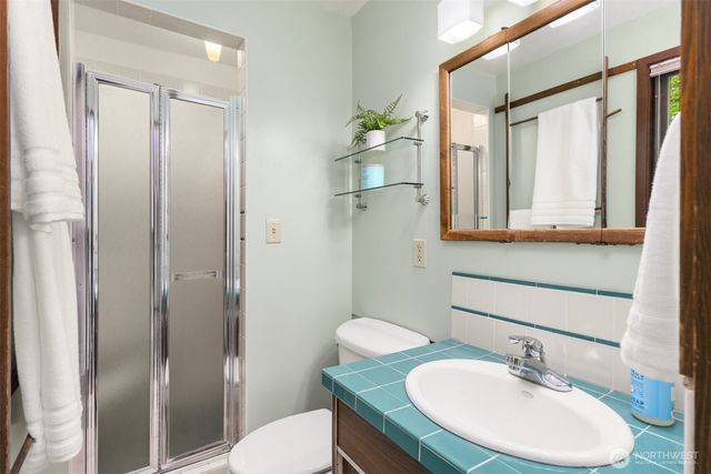 14517 Henderson Road NE, Bainbridge Island, WA 98110
