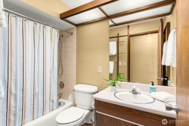 14517 Henderson Road NE, Bainbridge Island, WA 98110