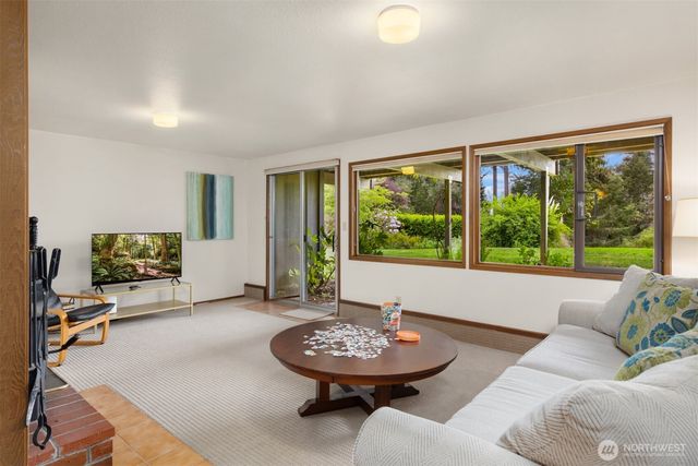 14517 Henderson Road NE, Bainbridge Island, WA 98110