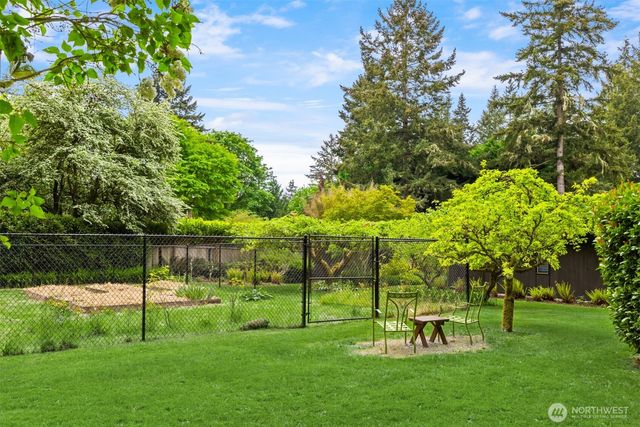 14517 Henderson Road NE, Bainbridge Island, WA 98110