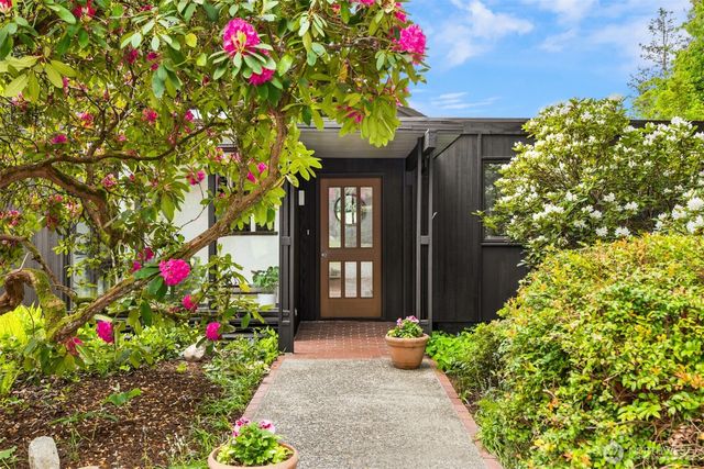 14517 Henderson Road NE, Bainbridge Island, WA 98110
