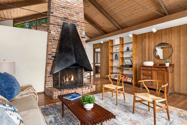 14517 Henderson Road NE, Bainbridge Island, WA 98110