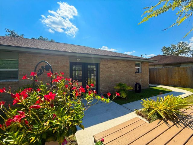 307 Bellmar Lane, Friendswood, TX 77546