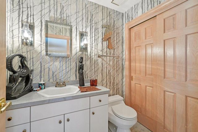 4555 Edington LANE, Brookfield, WI 53045