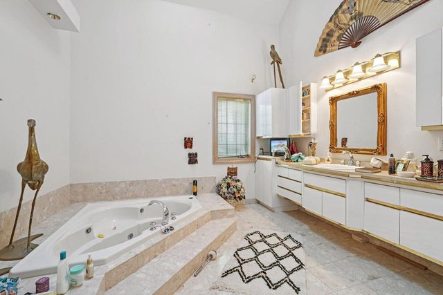 4555 Edington LANE, Brookfield, WI 53045