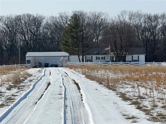 79 Pinnacle Lake Road, New Florence, MO 63363