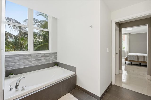 3330 NE 190th Street 310, Aventura, FL 33180