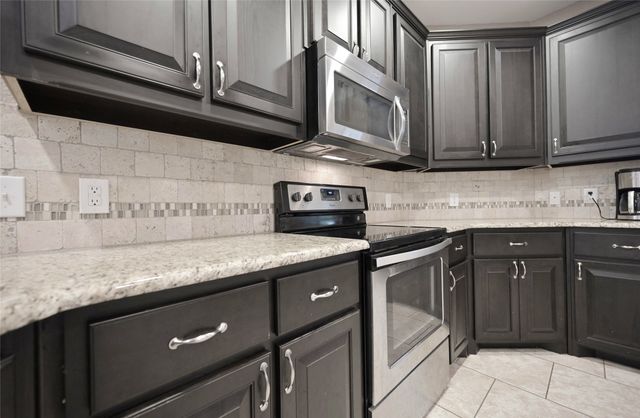 606 Brandt Street, Grandview, TX 76050