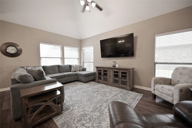 606 Brandt Street, Grandview, TX 76050