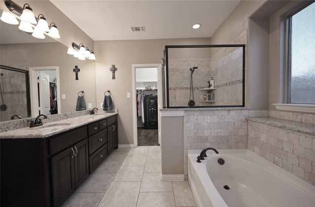 606 Brandt Street, Grandview, TX 76050