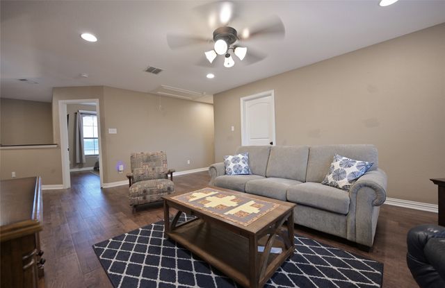 606 Brandt Street, Grandview, TX 76050
