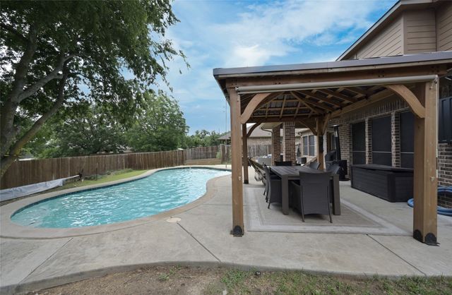 606 Brandt Street, Grandview, TX 76050