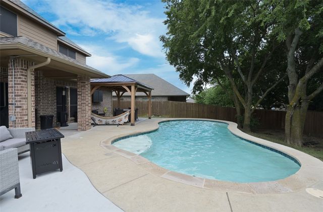606 Brandt Street, Grandview, TX 76050