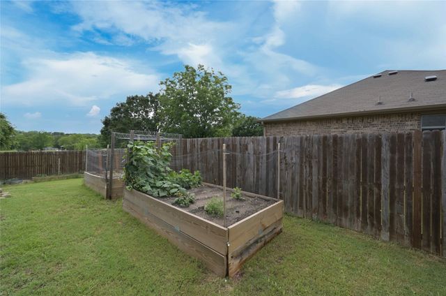 606 Brandt Street, Grandview, TX 76050