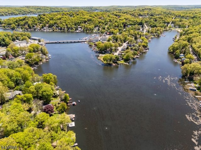 8 Oneida Ave, Hopatcong Boro, NJ 07843