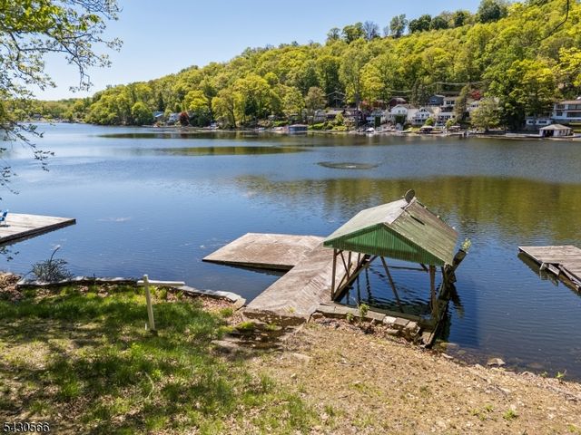 8 Oneida Ave, Hopatcong Boro, NJ 07843