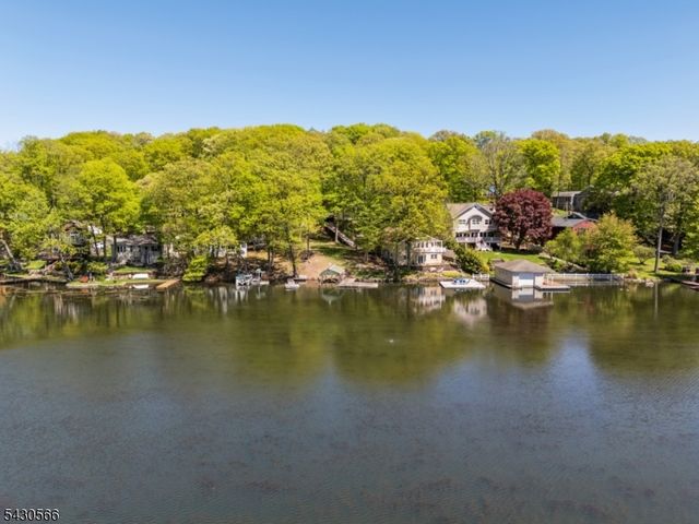 8 Oneida Ave, Hopatcong Boro, NJ 07843