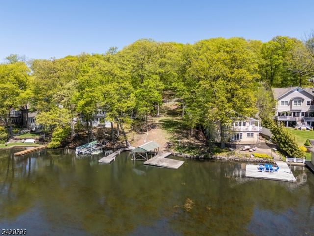 8 Oneida Ave, Hopatcong Boro, NJ 07843