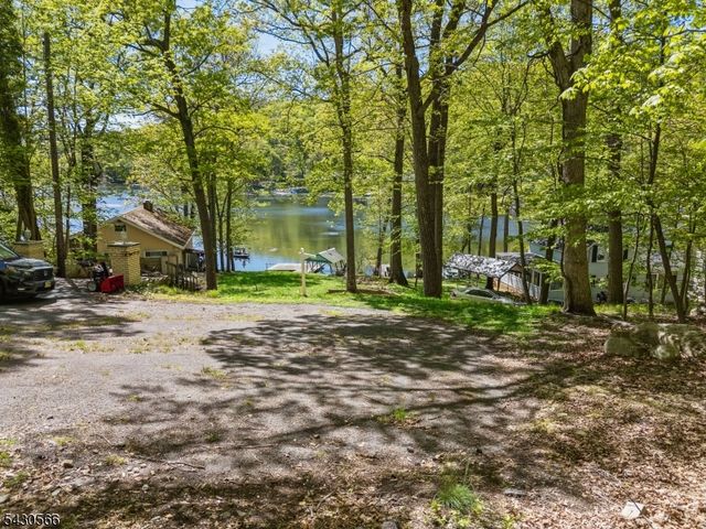 8 Oneida Ave, Hopatcong Boro, NJ 07843