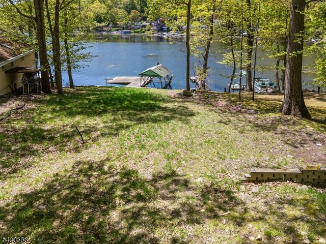 8 Oneida Ave, Hopatcong Boro, NJ 07843