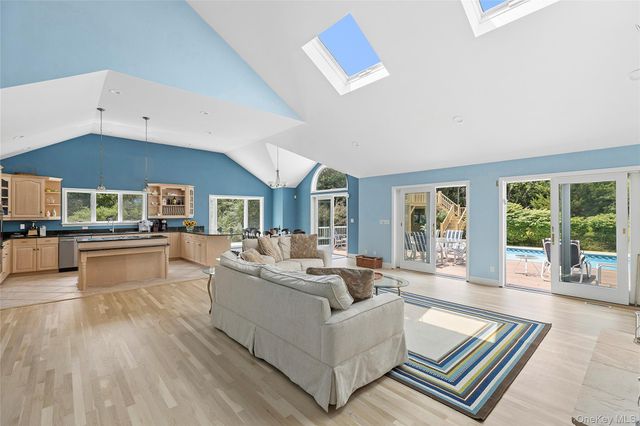 3 Chivas Court, Southampton, NY 11968