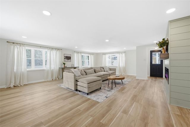 624 Orchard Hill Dr, O'hara, PA 15238