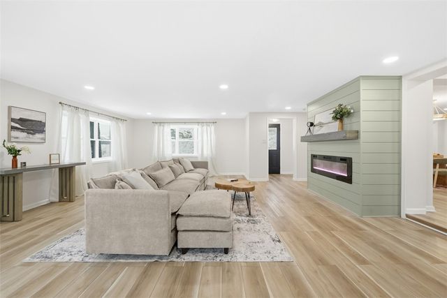 624 Orchard Hill Dr, O'hara, PA 15238