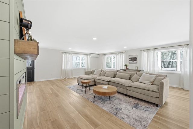 624 Orchard Hill Dr, O'hara, PA 15238