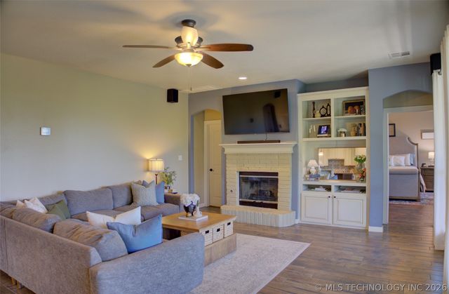 1501 Old North Place, Sand Springs, OK 74063