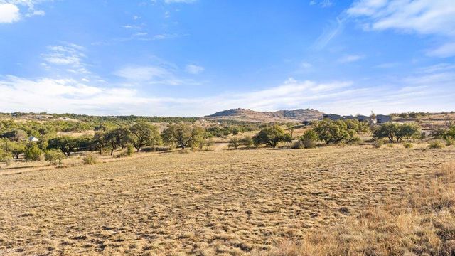 885 Stanton RD, Johnson City, TX 78636