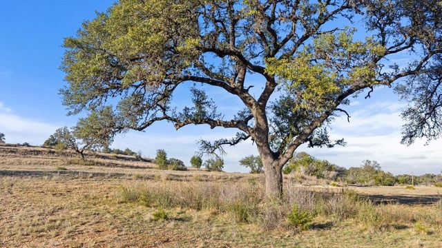 885 Stanton RD, Johnson City, TX 78636