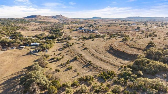 885 Stanton RD, Johnson City, TX 78636