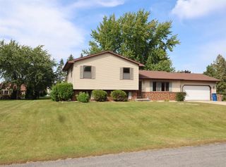 468 OAK CREST DRIVE, Oshkosh, WI 54904