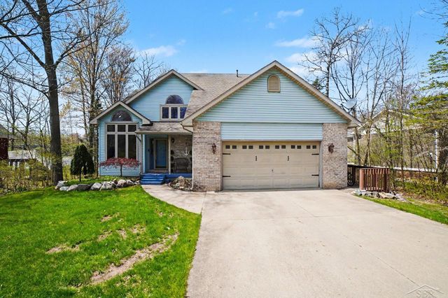 5089 N Fox Road, Sanford, MI 48657