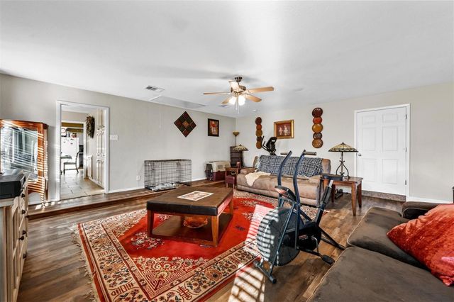 111 Longhorn Drive, Gainesville, TX 76240