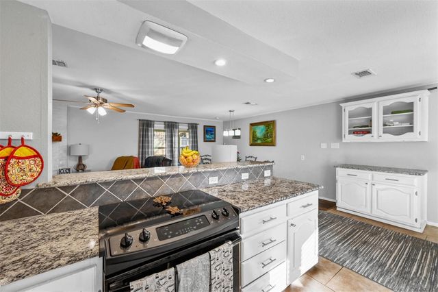 111 Longhorn Drive, Gainesville, TX 76240