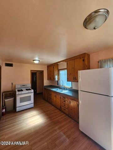 140 W NIKOLAUS --, Show Low, AZ 85901