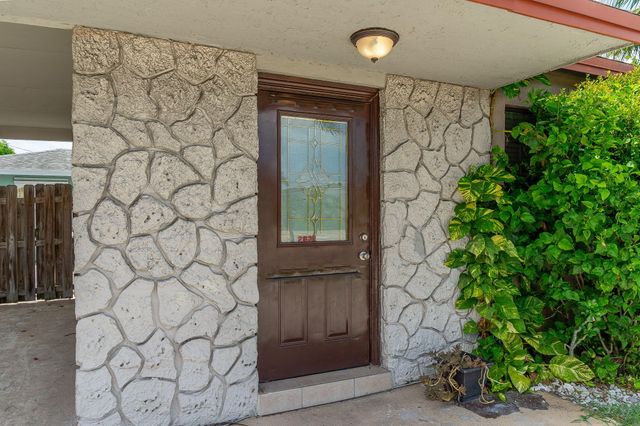 2831 N SEACREST Boulevard, Boynton Beach, FL 33435