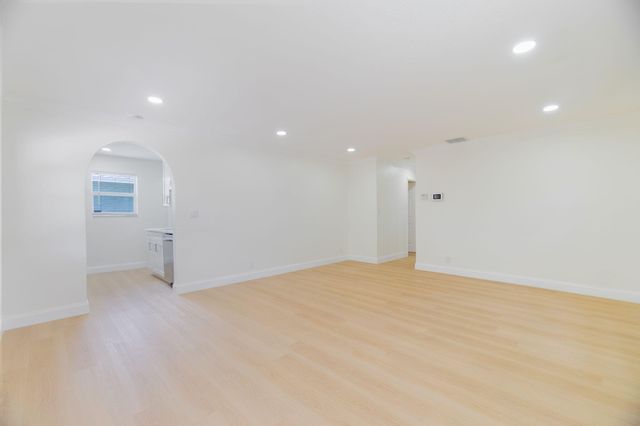 2831 N SEACREST Boulevard, Boynton Beach, FL 33435